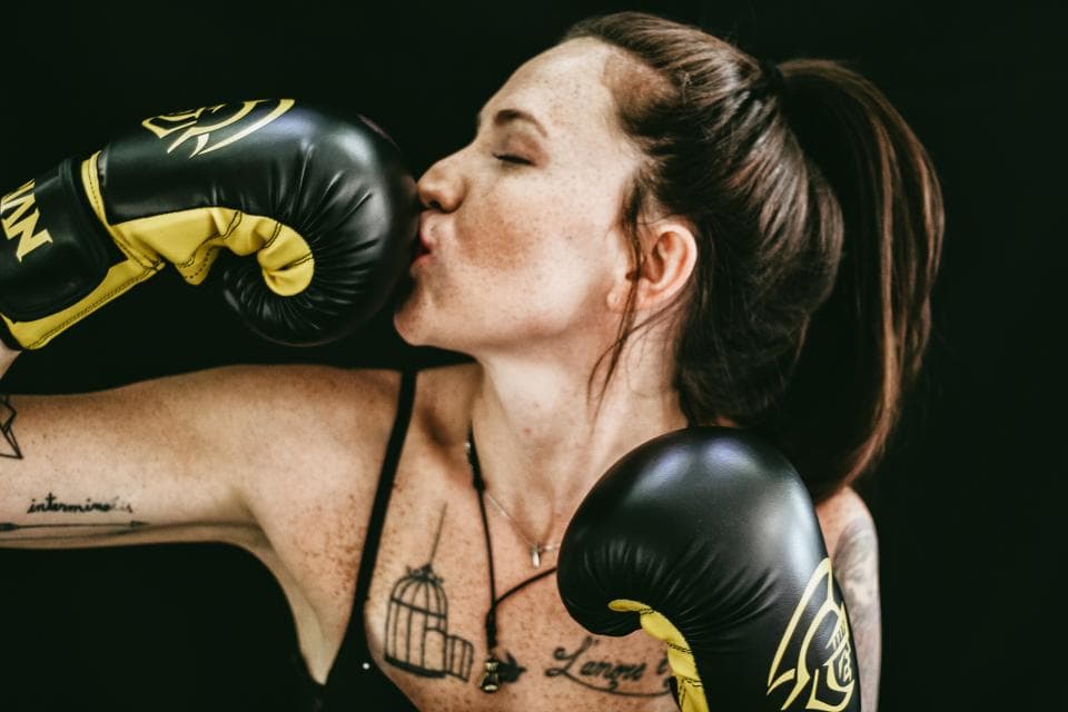 Portrait of coach Noor Achterberg in boxing gloves